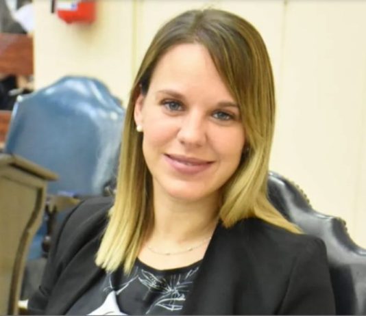 Carla Zaiser denunció contaminación en el «agua potable» de Pirané por presencia de materia fecal.
