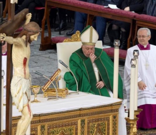 El Vaticano confirmó que el papa Francisco tiene neumonía bilateral