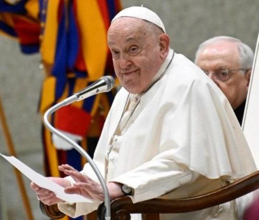 El papa Franciso presentó una «leve mejoría» y se encuentra «estable», indicó el Vaticano
