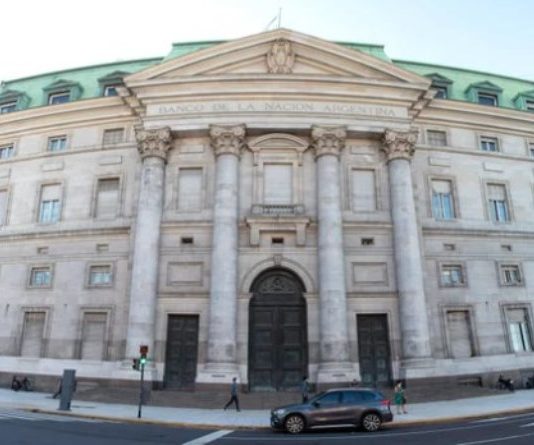 Antes de viajar a Estados Unidos, Milei firmó el decreto que transforma al Banco Nación en una sociedad anónima