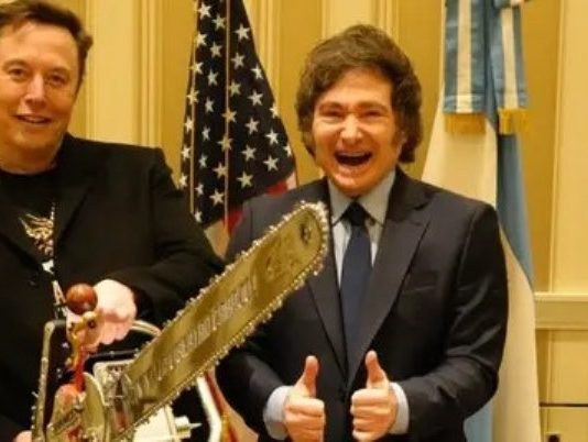 Javier Milei se reunió con Elon Musk en Estados Unidos y le regaló una motosierra