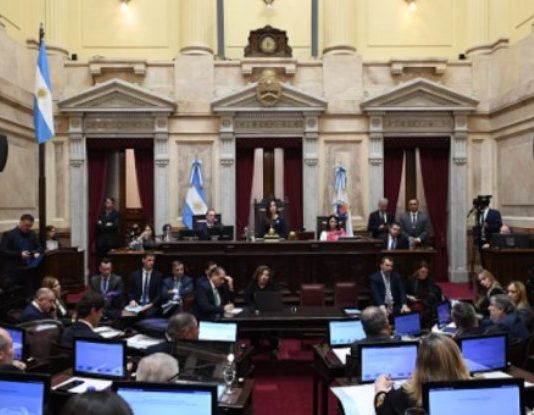 Si se levanta el congelamiento salarial, las dietas de los senadores podrían superar los $10 millones