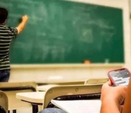 El 54 % de los estudiantes de 15 años se distrae con el celular en clase