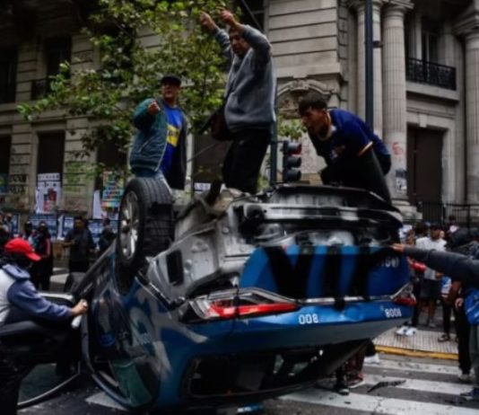 Graves destrozos e incidentes de los barras en la marcha por los jubilados al Congreso