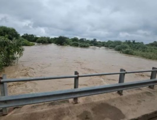 Alerta en Salta por la crecida del Río Pilcomayo: hay más de 300 familias aisladas y viviendas derrumbadas