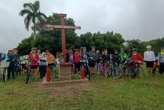 LAGUNA NAINECK: Peregrinos en bicicleta hicieron un alto en la localidad en su travesía de fe.