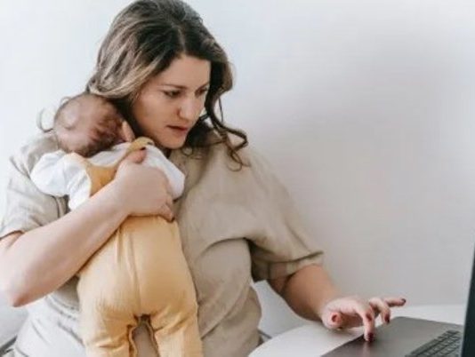 La canasta de crianza subió 2% en marzo: ¿cuánto se necesita para mantener un hijo?