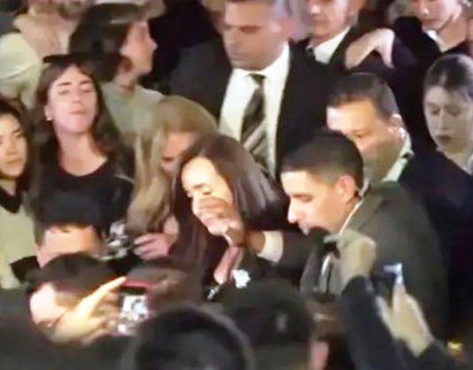 Abuchearon a Villarruel al salir de la misa por Francisco