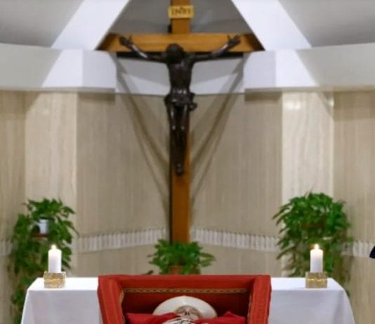 El Vaticano publicó las primeras imágenes del papa Francisco en su féretro en la capilla de Santa Marta