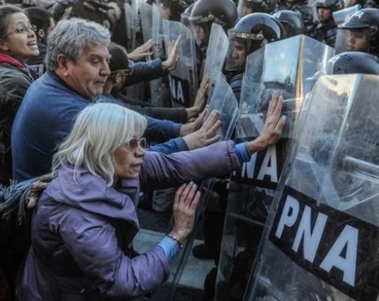 Tensión en una nueva marcha de los jubilados: hay dos detenidos