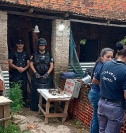 LAGUNA NAINECK: Hallan explosivos y material militar en una vivienda.