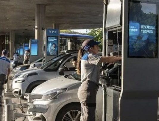 YPF confirmó que baja 4% el precio de los combustibles a partir del 1 de mayo