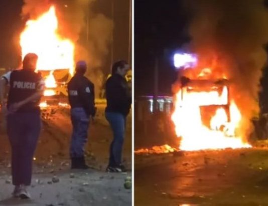 Accidente fatal en el barrio Namqom: los vecinos intentaron linchar a un camionero e incendiaron el vehículo de transporte