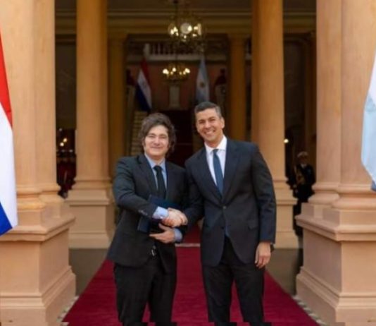Milei cerró su visita a Paraguay con un encuentro con Santiago Peña
