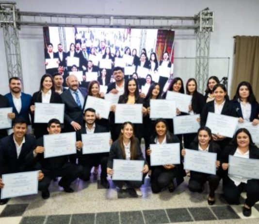 LAGUNA BLANCA: Gildo Insfrán encabezó la entrega de diplomas de 23 nuevos egresados de la UPLaB