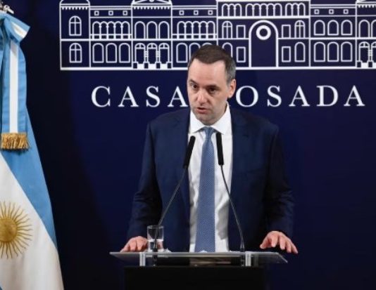 Endurecen los requisitos para los extranjeros y confirman que los hospitales públicos les cobrarán la atención