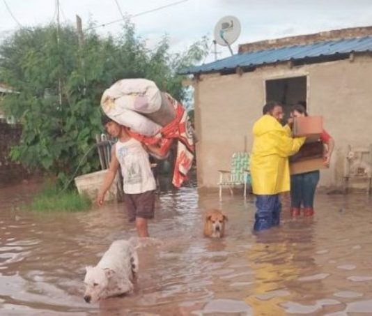 Vecino de la localidad de Pirané, acorralado por el agua: “La ayuda estatal llegó en forma de bolsitas de mercadería”
