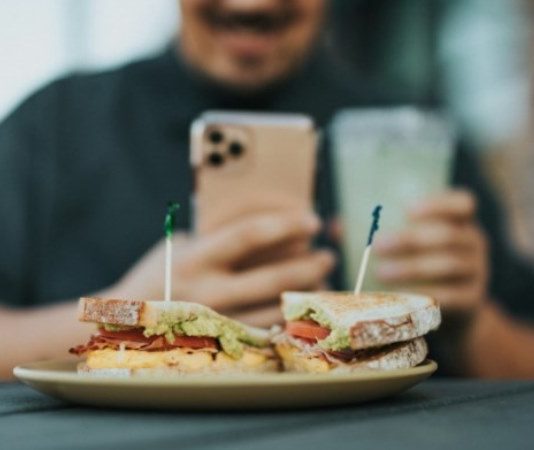 Por qué no hay que comer mirando el celular: las 5 razones para evitar esta práctica dañina para la salud