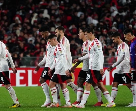 Un flojo River cerró la fase de grupos con un empate ante Universitario