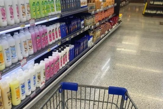 Caputo le pidió a los supermercados resistir aumentos de precios desmedidos