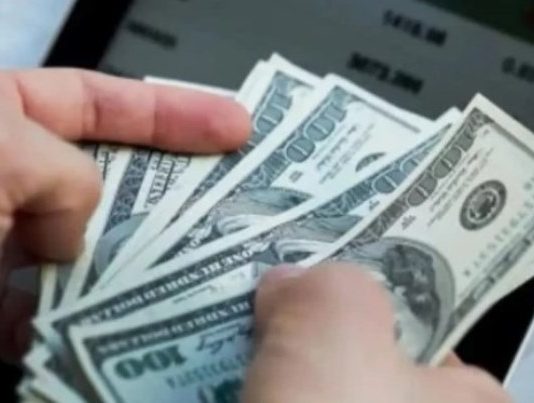 La cotización del dólar sigue en picada y cae a los $1.100