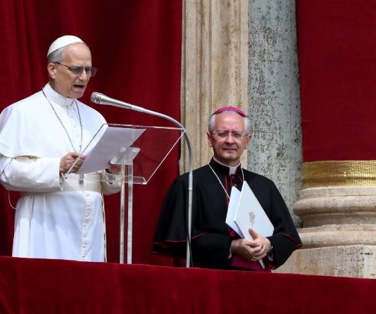 En su segunda aparición pública, el papa León XIV llamó a los «grandes hombres del mundo» a detener la guerra