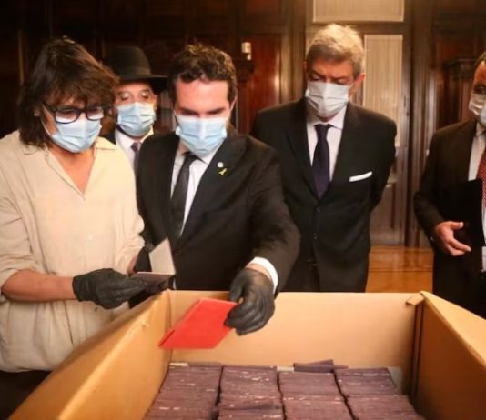 Hallan cajas con pasaportes y fichas de afiliación nazis en un subsuelo del Palacio de Tribunales