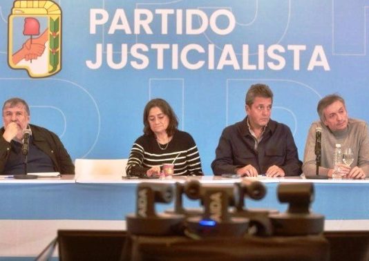 Cristina quiere entregarse el miércoles y presiona a los gobernadores y la CGT para que la acompañen