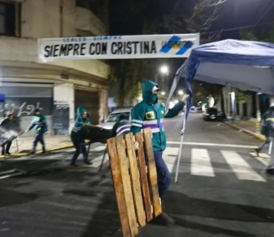 La Policía desalojó a militantes frente al departamento de Cristina Kirchner