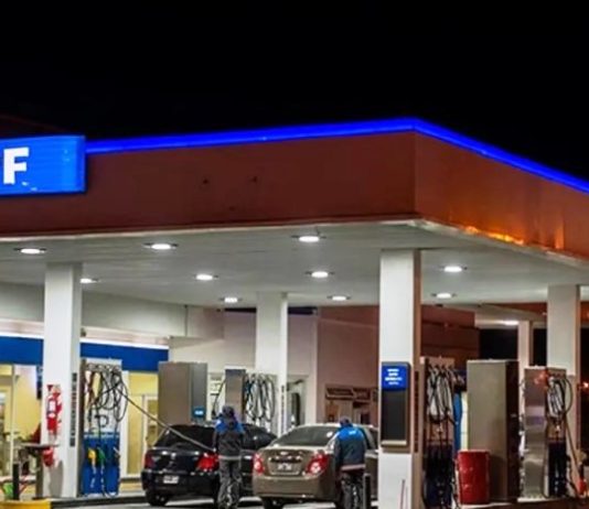 YPF bajará el precio de la nafta a la madrugada: a que se debe