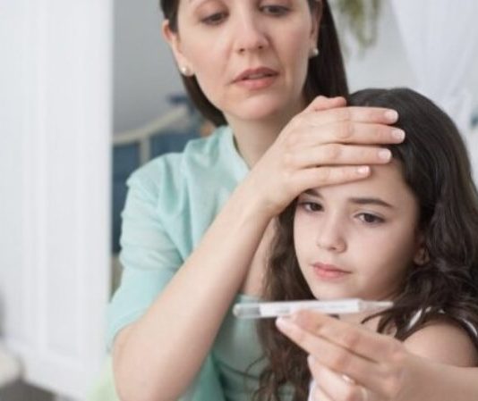 Preocupación de padres por aumento de casos de influenza A y falta de información oficial