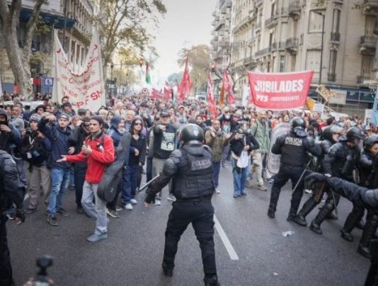 En un clima de tensión, el Gobierno activa el protocolo antipiquetes por la marcha del PJ en apoyo a CFK