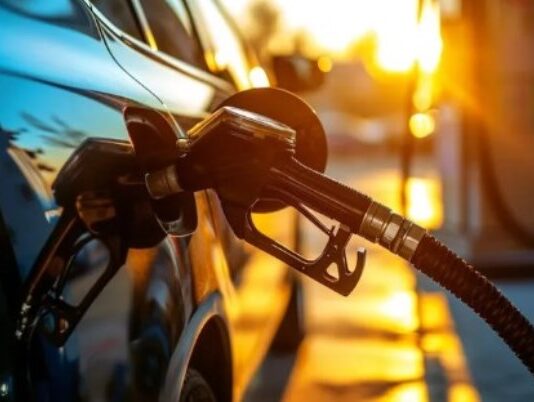 YPF ya vende la nafta 5% más barata a la madrugada: en qué estaciones rige el sistema y cómo ahorrar al llenar el tanque