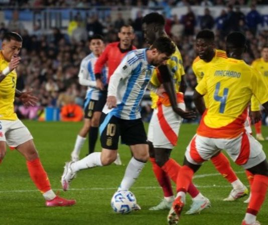 Con diez jugadores, la Selección argentina igualó ante Colombia por las Eliminatorias Sudamericanas