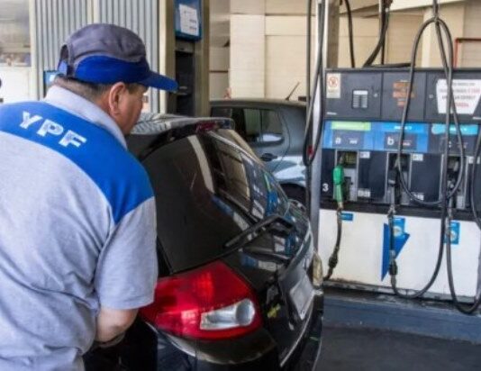 YPF aumentará 3,5% las naftas desde la medianoche: cómo quedan los precios en los surtidores