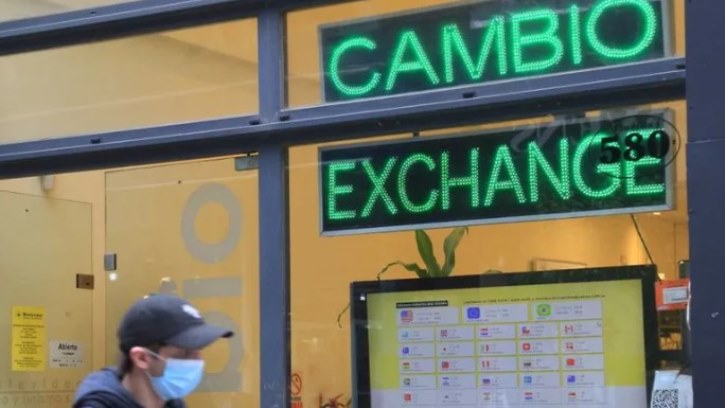 El dólar bajó, y el Riesgo País quedó cerca de los 500 puntos