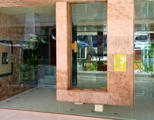 Adorni compró un departamento en Caballito por USD 230.000 con hipoteca privada