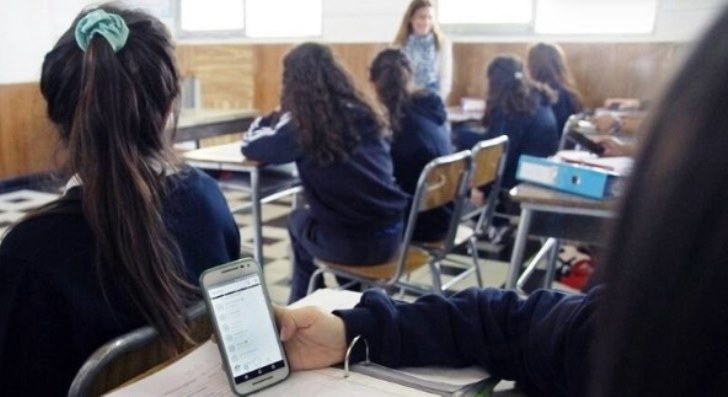 La provincia de Santa Fe prohibió el uso de teléfonos celulares en las escuelas
