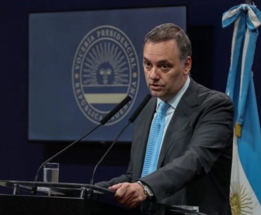 Adorni enfrentará en Diputados más de 4.800 preguntas con Milei en el palco