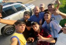 Del lujo al gesto mínimo: Gildo Insfrán bajó, regaló una pelota y se llevó el «gracias»