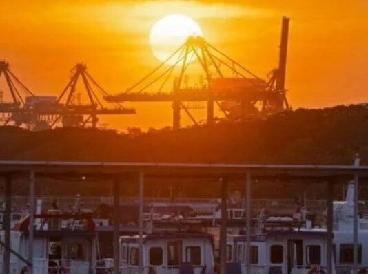 El estrecho de Ormuz, ruta clave para el comercio del petróleo, fue cerrado nuevamente