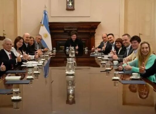 Ministros y secretarios de Milei duplicaron sus salarios la primera parte del año: cuánto cobra cada uno