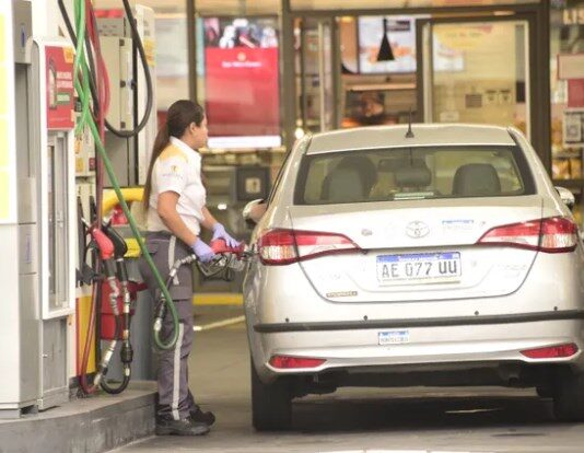 Insólito: cómo hace Paraguay para importar nafta desde Argentina y venderla más barata