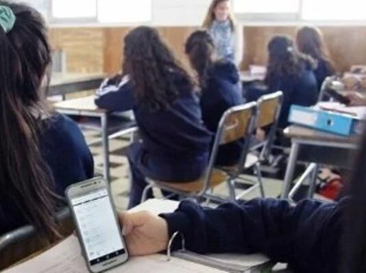 Formosa avanza en la restricción del uso de celulares en las escuelas: prohibido en primaria y con límites estrictos en secundaria