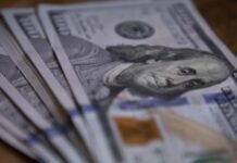 El dólar continúa cuesta abajo y el riesgo país dio un salto