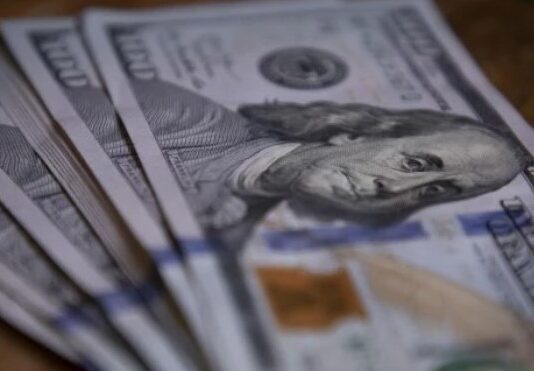 El dólar continúa cuesta abajo y el riesgo país dio un salto