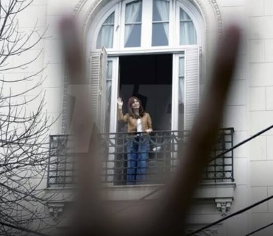 Solicitan decomisar el departamento donde CFK cumple prision domiciliaria