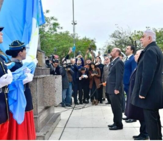 Insfrán encabezó el acto por el 216° aniversario de la Revolución de Mayo