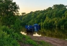 Un camión paraguayo cayó al riacho Monte Lindo sobre la Ruta Nacional 11