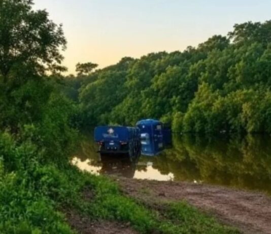 Un camión paraguayo cayó al riacho Monte Lindo sobre la Ruta Nacional 11